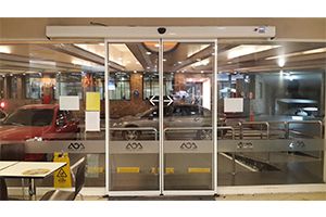 Puertas automáticas de una o dos hojas de vidrio templado, vidrio laminado o DVH, desarrolladas por Pro-Gates Automatizaciones S.R.L., primer Fábrica de Puertas Automáticas en Argentina.