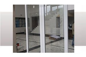 Las puertas automáticas con hojas de Aluminio y vidrio laminado producidas por Pro-Gates Automatizaciones S.R.L., primer Fábrica de Puertas Automáticas en Argentina, son la opción ideal para espacios de concurrencia masiva como ser shopping’s, aeropuertos, supermercados, etc.