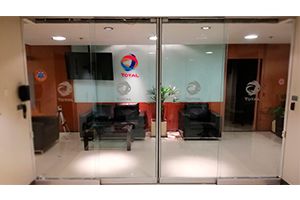 Puertas automáticas de una o dos hojas de vidrio templado, producidas por Pro-Gates Automatizaciones S.R.L., primer Fábrica de Puertas Automáticas en Argentina, ideales para locales comerciales y oficinas donde los detalles estéticos son de una importancia relevante.